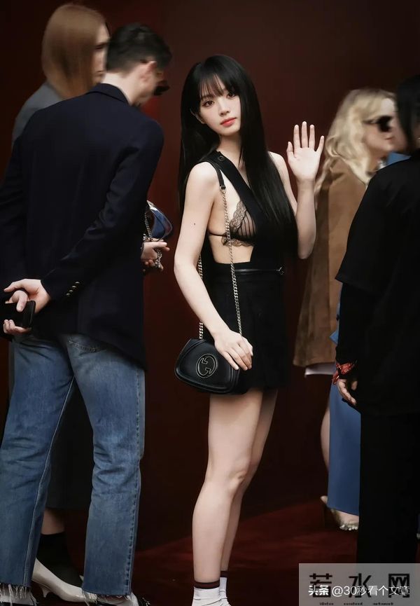 甜妹也能这么野？田曦薇米兰时装周内衣外露，风格颠覆引全网狂赞