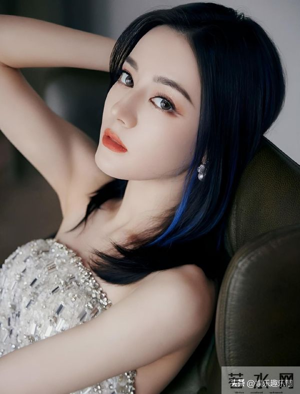 谁能扛住迪丽热巴的颜值暴击？白裙娇俏、红裙明艳，脚链细节…