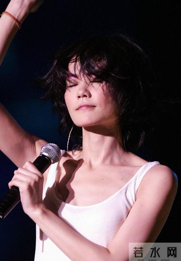 有种人生赢家叫王菲，两婚两离、坚持礼佛20年，她终于迎来福报