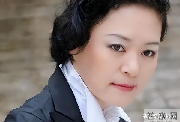 她曾红极一时，打败韦唯毛阿敏，最后却无奈当保姆，如今她怎样了