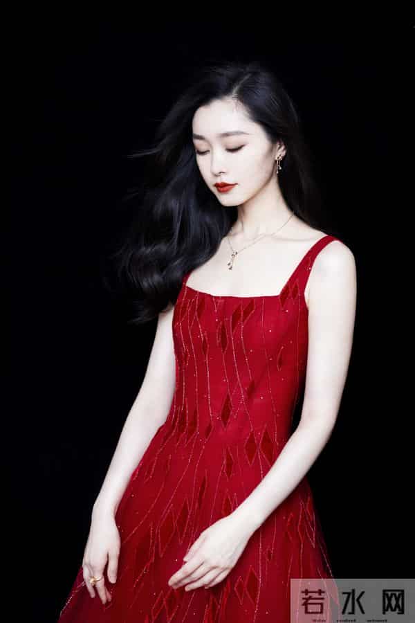宋轶红色裙造型，东方美学的极致浪漫