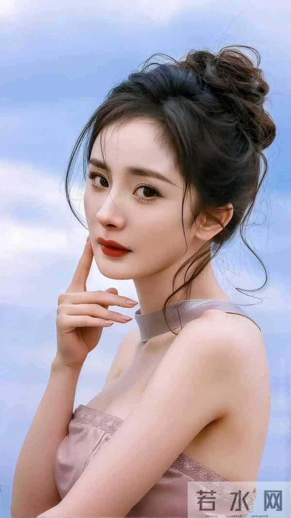 杨幂身材管理太卷！曲线玲珑成时尚标杆