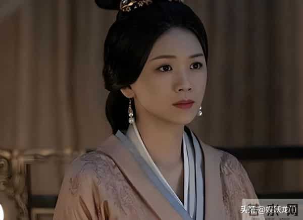 陈思诚爱她，王凯陪伴着她，41岁的她活成了人人羡慕的大女主！