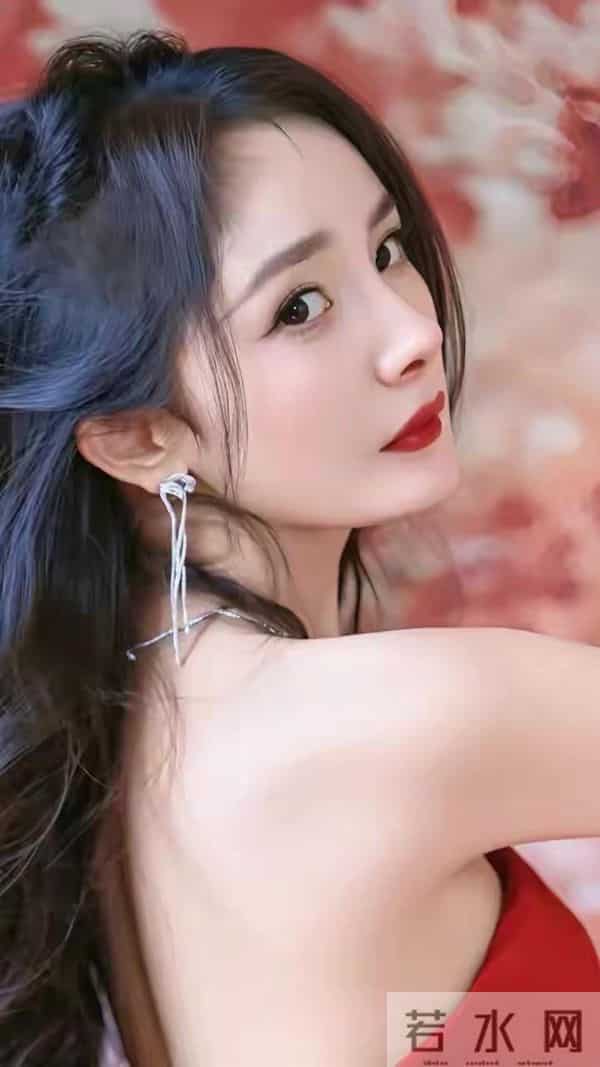 杨幂身材管理太卷！曲线玲珑成时尚标杆