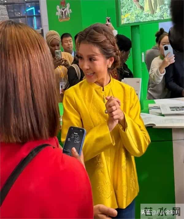 52岁朱迅现身上海，生图皱纹多到浓妆遮不住，头顶长了白发显沧桑