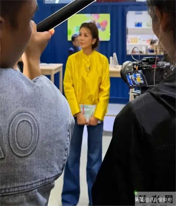 52岁朱迅现身上海，生图皱纹多到浓妆遮不住，头顶长了白发显沧桑