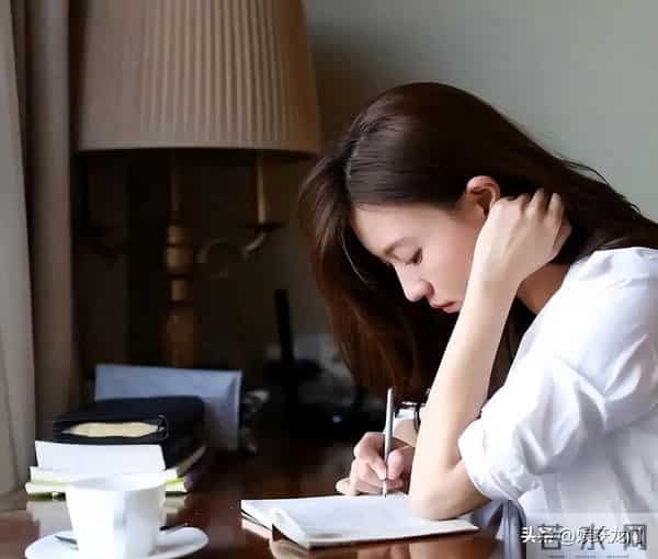 赵宝刚把她“当宝”，孙红雷对她“关爱有加”，48岁她真让人羡慕