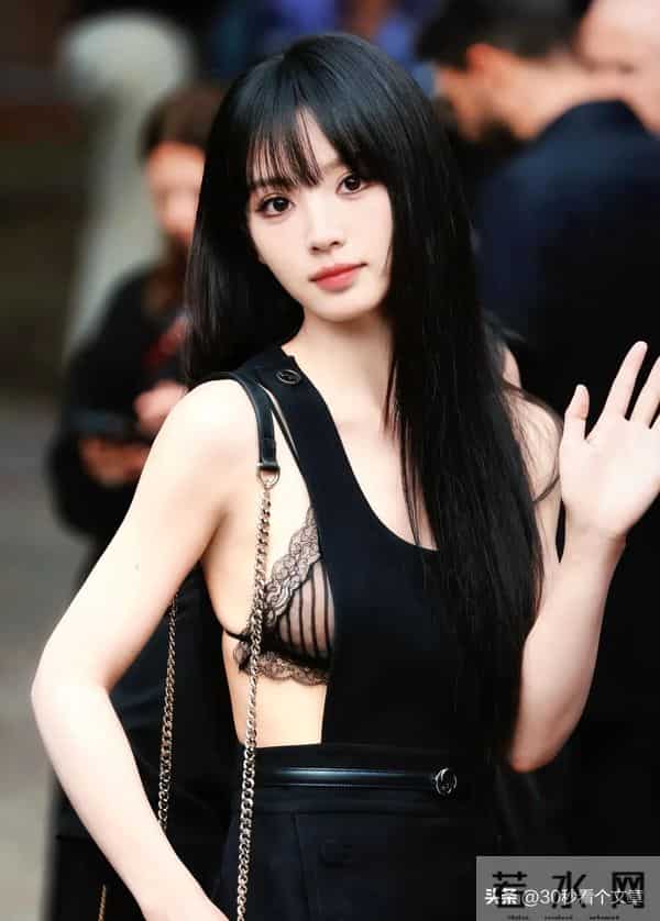 甜妹也能这么野？田曦薇米兰时装周内衣外露，风格颠覆引全网狂赞