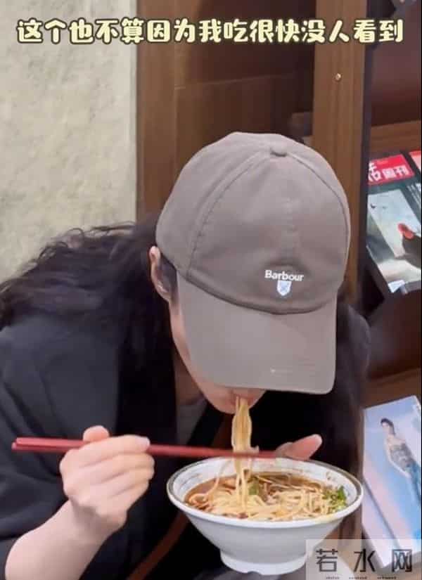 女星蒋勤勤狂炫3碗小面，50岁素颜白到发光！网友：看着就30岁