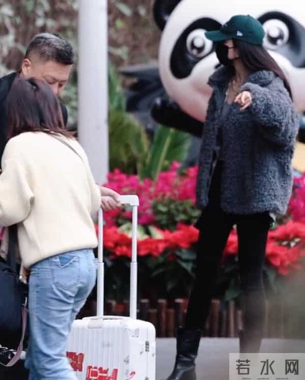 39岁杨幂在路边被偶遇 他打扮好休闲 身材高挑腿长 真的好美啊！