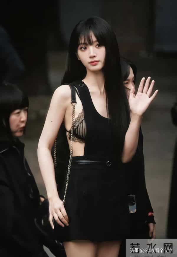 甜妹也能这么野？田曦薇米兰时装周内衣外露，风格颠覆引全网狂赞