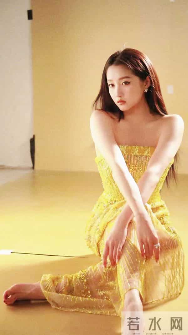 关晓彤长大了，现在走性感路线了，美得像换了个人一样