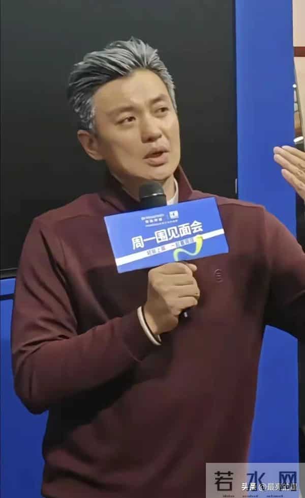 他这身形太标致了，电视上看着一般般，真人巨帅，堪比罗成啊