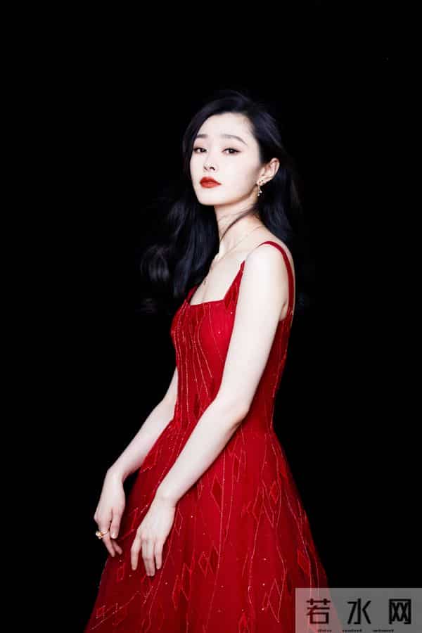 宋轶红色裙造型，东方美学的极致浪漫