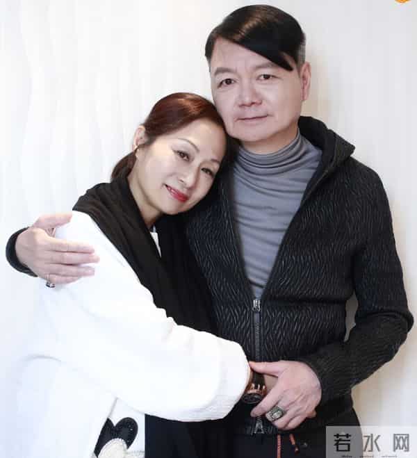 知名演员哭着为妻子筹手术费，急需150万换肝，情绪崩溃泣不成声