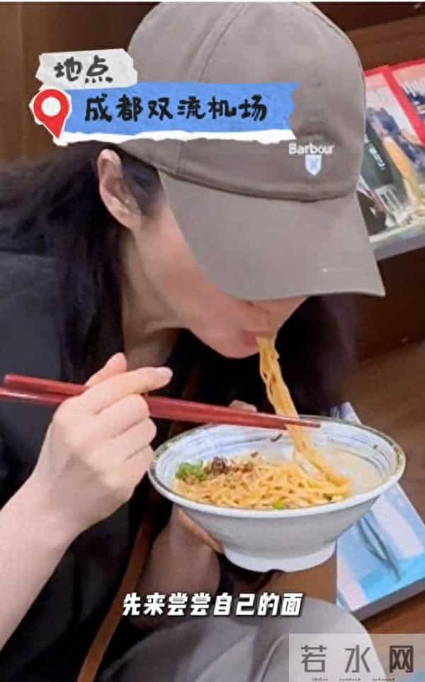 女星蒋勤勤狂炫3碗小面，50岁素颜白到发光！网友：看着就30岁