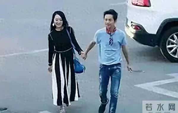 51岁的何炅，牵手54岁的杨钰莹，年过半百的俩人，画面温馨！