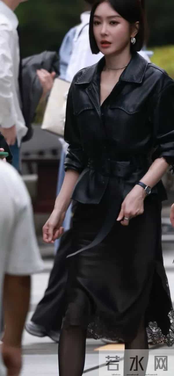 穿皮衣黑丝的秦岚，御姐气质拉满！