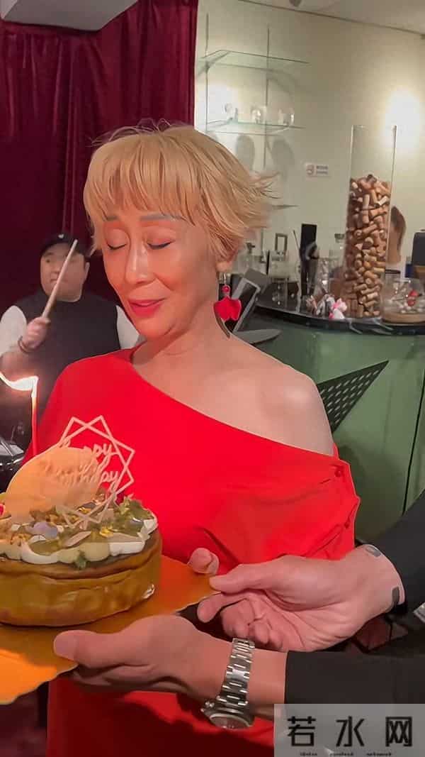 74岁前TVB女星的近况曝光，想不到她状态保持得这么好