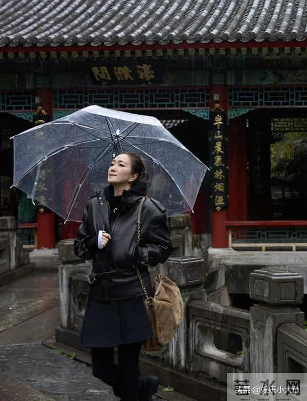 巩俐参加卡地亚活动，60岁依旧很有女王范，完美诠释岁月不败美人