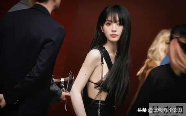 甜妹也能这么野？田曦薇米兰时装周内衣外露，风格颠覆引全网狂赞