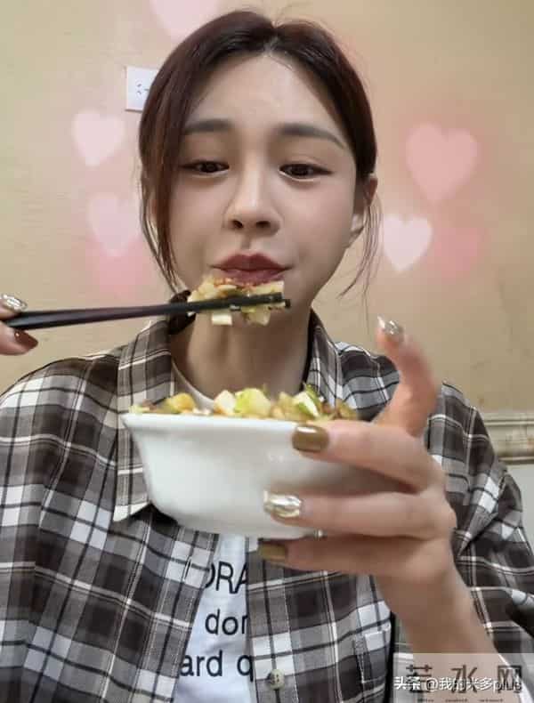 沈梦辰请汪涵吃湘菜，亲手为涵哥盛汤，51岁汪涵胡子花白像小老头