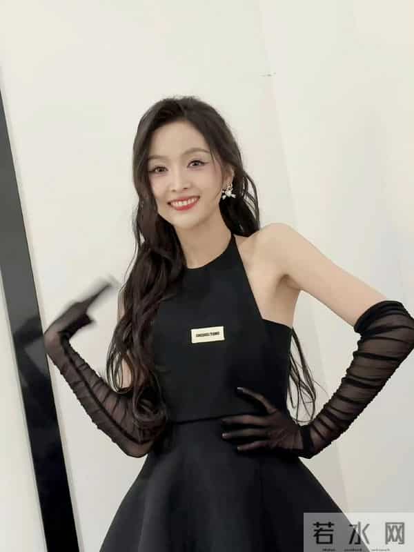 吴宣仪，俏皮小黑裙～