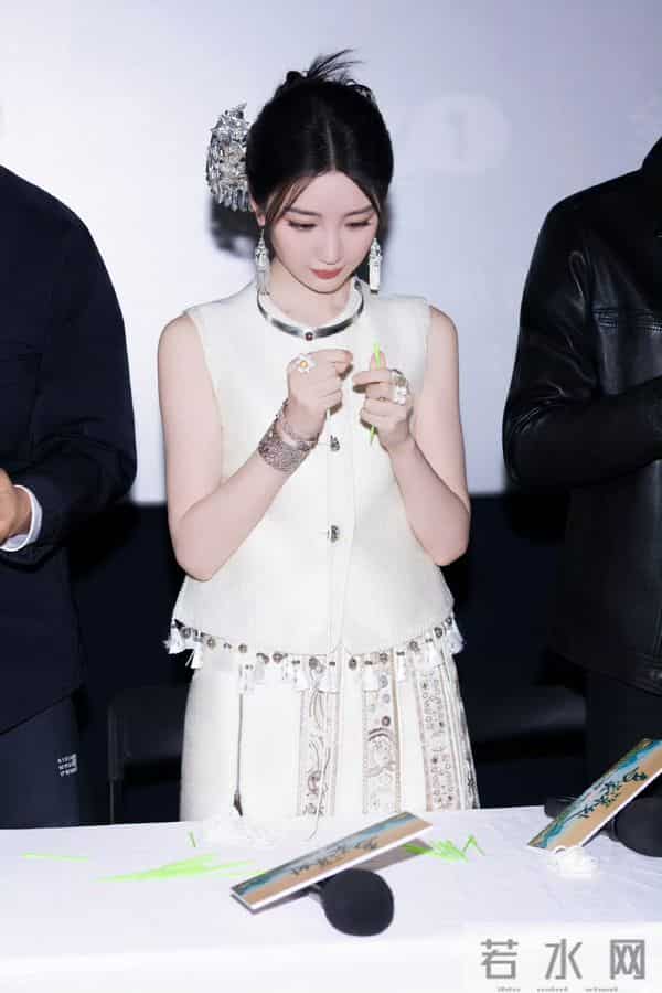 毛晓彤活动现场生图，明艳动人，笑容好美