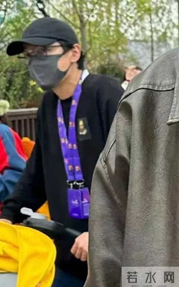 胡歌宠女实锤！带2岁小茉莉逛上海乐高，3千VIP通道藏满父爱