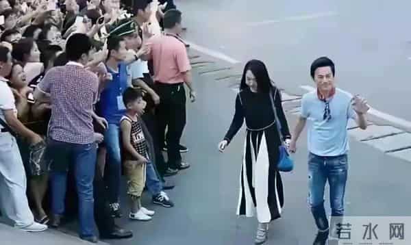 51岁的何炅，牵手54岁的杨钰莹，年过半百的俩人，画面温馨！