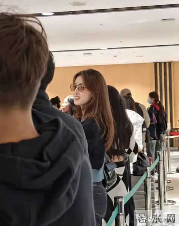 网友日本机场偶遇章泽天，戴眼镜超美气质绝