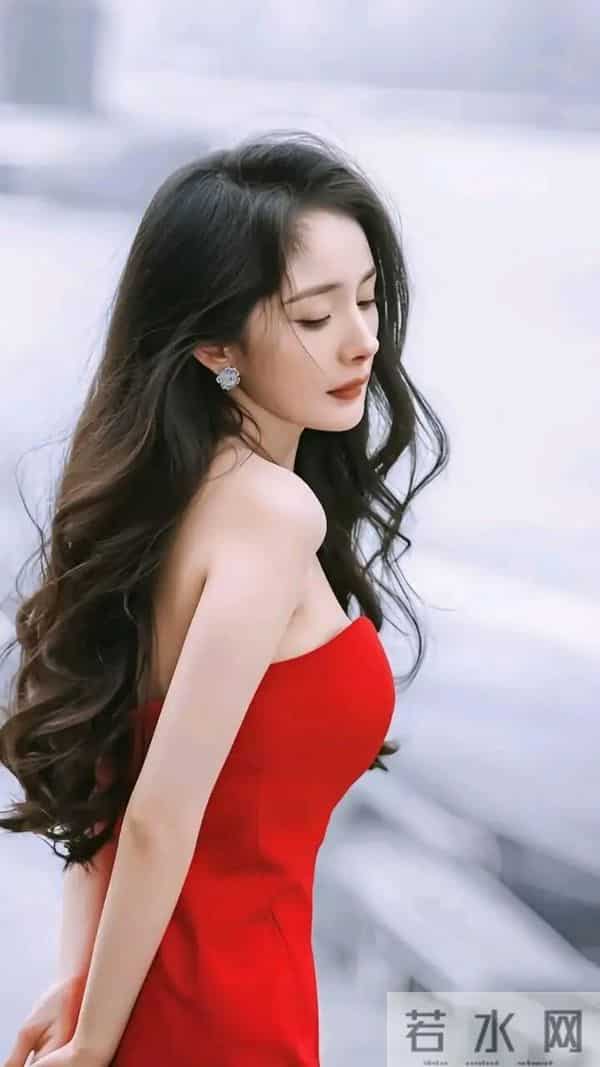 杨幂身材管理太卷！曲线玲珑成时尚标杆