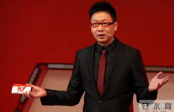 他曾是央视主持，却因“任性”引起领导不满，如今54岁在街头吃播