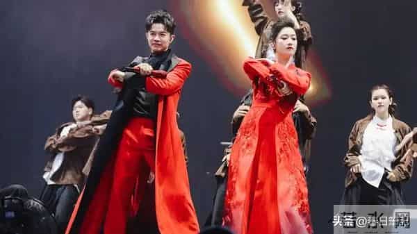 大难临头各自飞！沉寂五个月后玲花官宣好消息，曾毅彻底被抛弃？