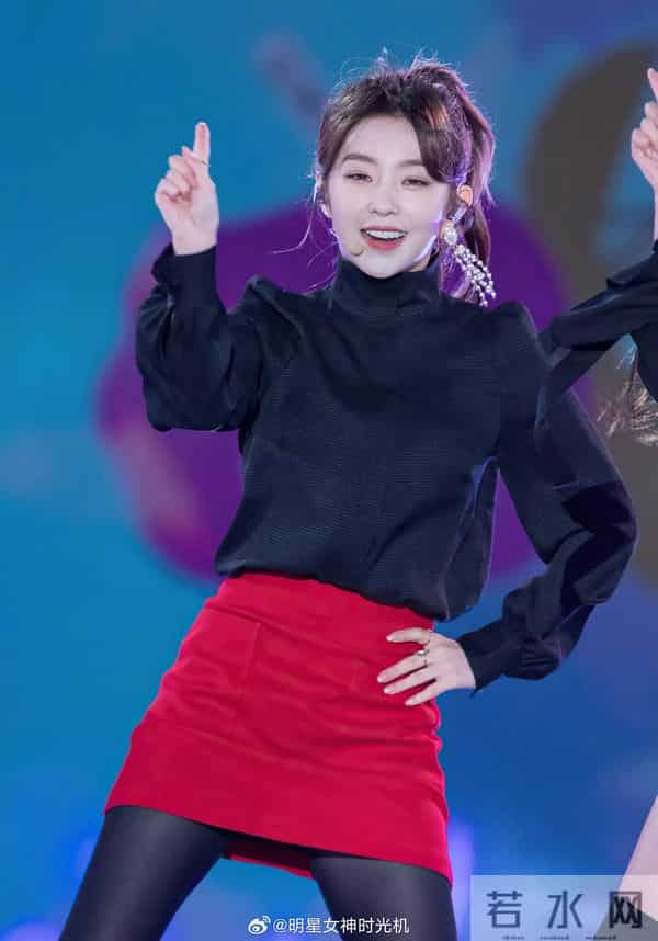 裴珠泫大胆的厚黑裤袜很性感，这个黑色上衣配红色短裙无敌