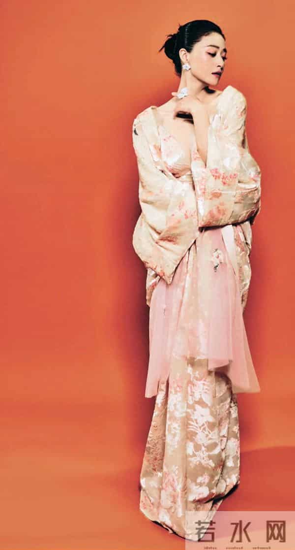 被蒋欣国风装飒到了！别人穿是婉约江南，她穿像执掌半壁江山