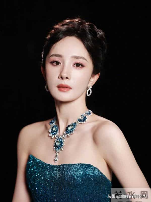 杨幂蓝孔雀女王造型，太美了