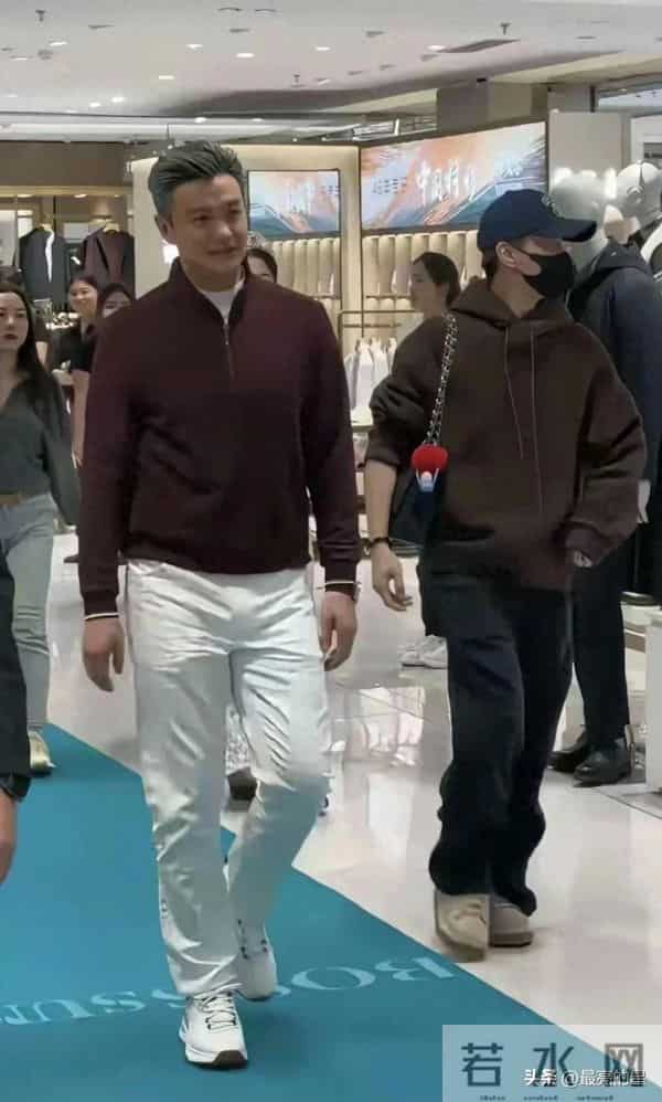 他这身形太标致了，电视上看着一般般，真人巨帅，堪比罗成啊