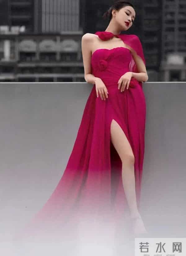 孙怡一袭玫粉色抹胸披肩开衩式礼服裙，身材火辣美腿更是美的撩人