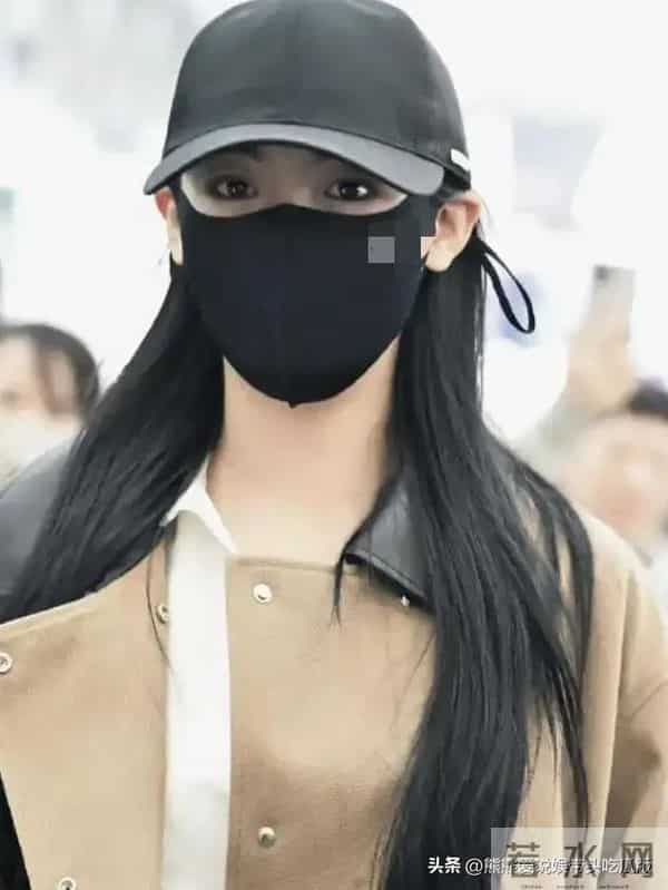 太佩服陈丽君的审美了：工装夹克搭黑色阔腿裤，这么穿又美又飒！