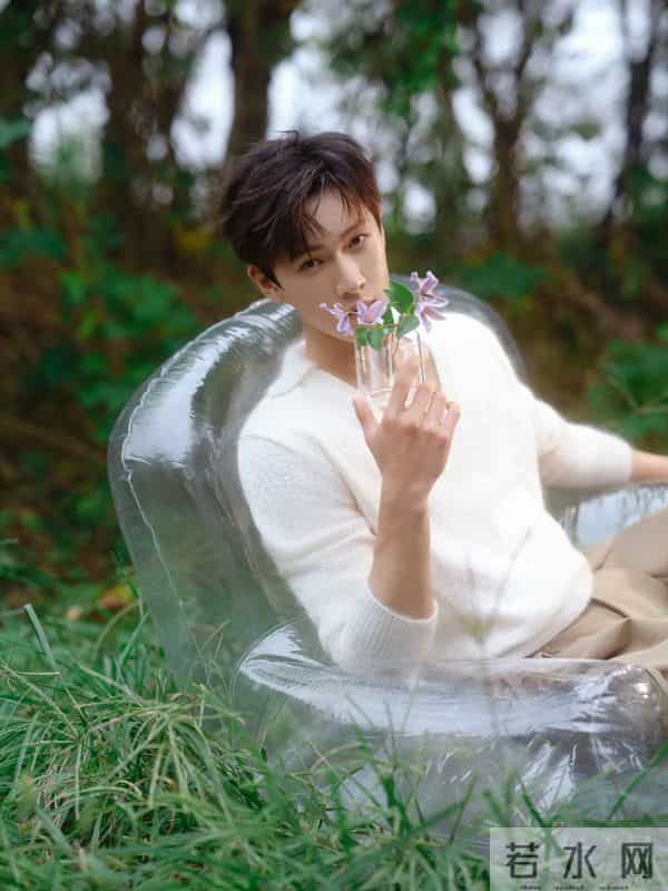 李昀锐清风活动造型，软白毛衣配卡其裤，居家男友感直接溢出屏