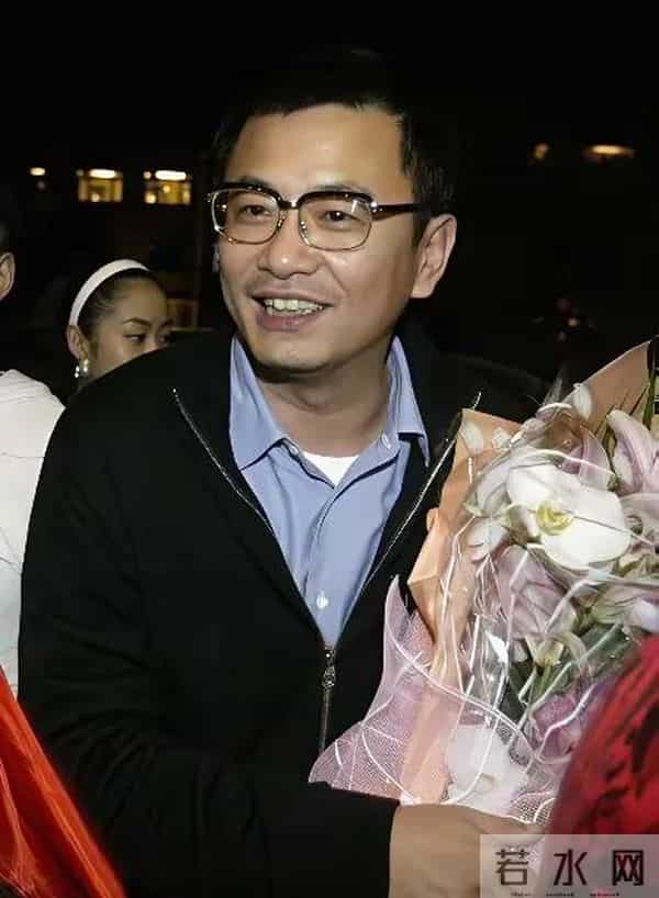 王家卫不戴墨镜，原来长这样，平时在公开场合王导基本都是戴墨镜