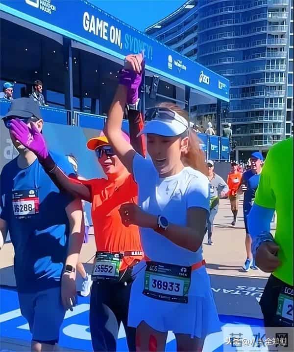 52岁朱迅现身上海，生图皱纹多到浓妆遮不住，头顶长了白发显沧桑