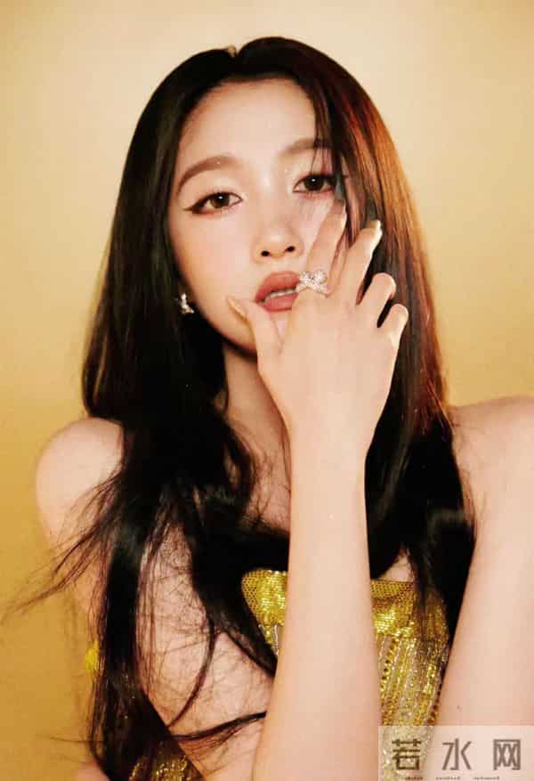 关晓彤长大了，现在走性感路线了，美得像换了个人一样