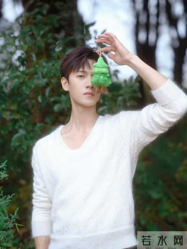 李昀锐清风活动造型，软白毛衣配卡其裤，居家男友感直接溢出屏