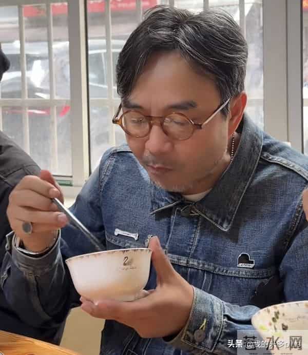 沈梦辰请汪涵吃湘菜，亲手为涵哥盛汤，51岁汪涵胡子花白像小老头