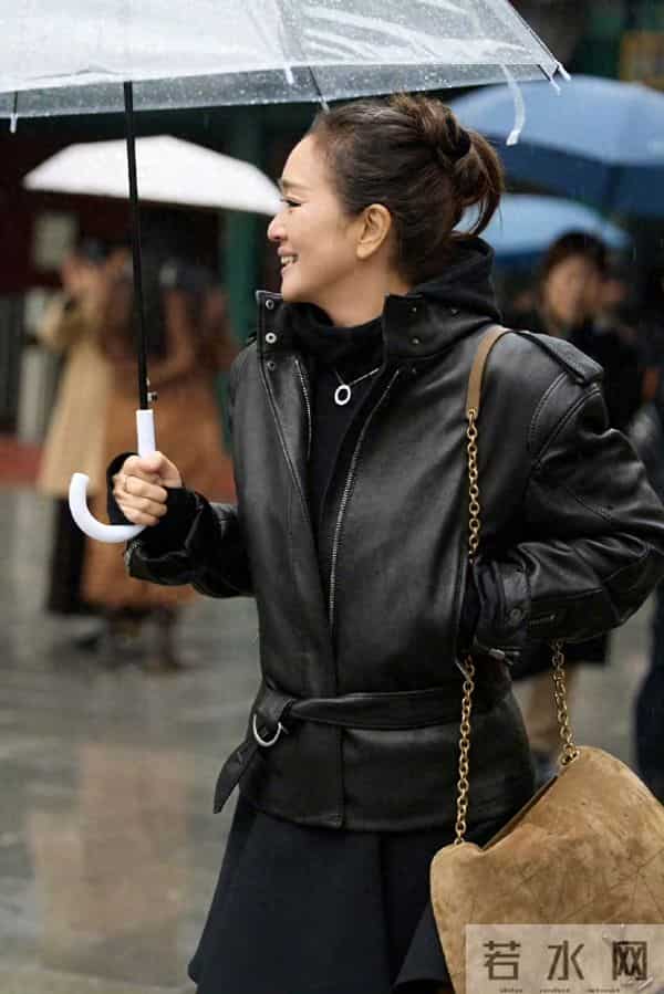 巩俐现身北海公园，雨中散步，59岁体态自然，电影画面照进现实！