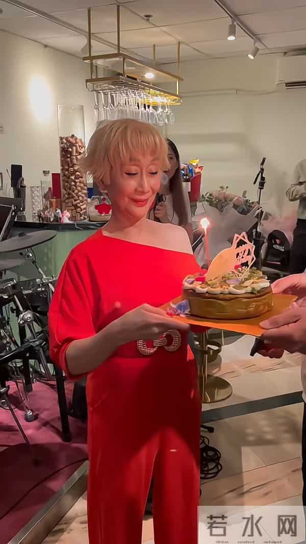 74岁前TVB女星的近况曝光，想不到她状态保持得这么好