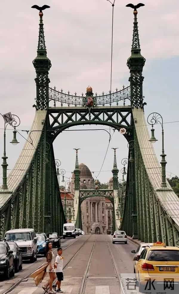 李小萌一家国外度假，两个儿子暴风抽高，都肉嘟嘟的太可爱了