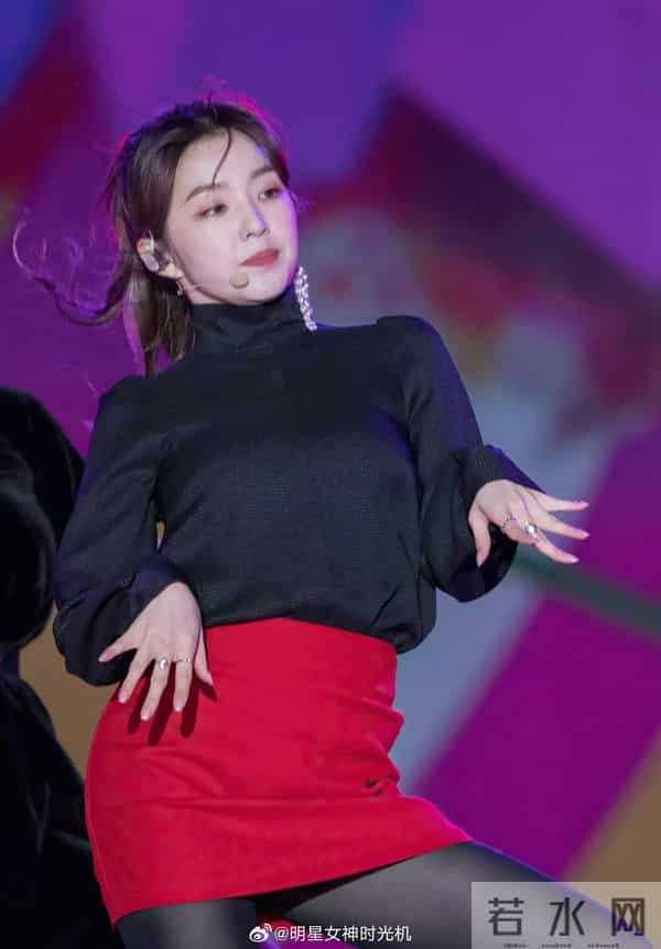 裴珠泫大胆的厚黑裤袜很性感，这个黑色上衣配红色短裙无敌